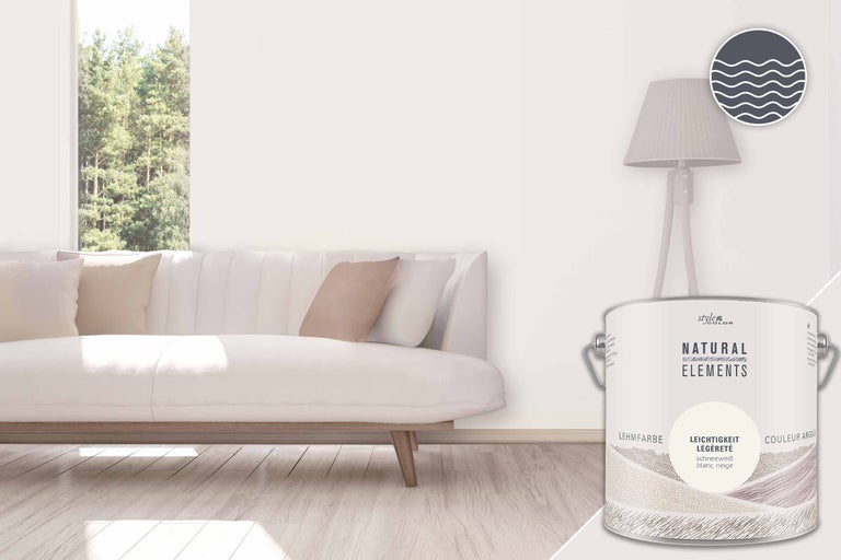 Scène avec un canapé, une lampe et un seau de peinture à l'argile