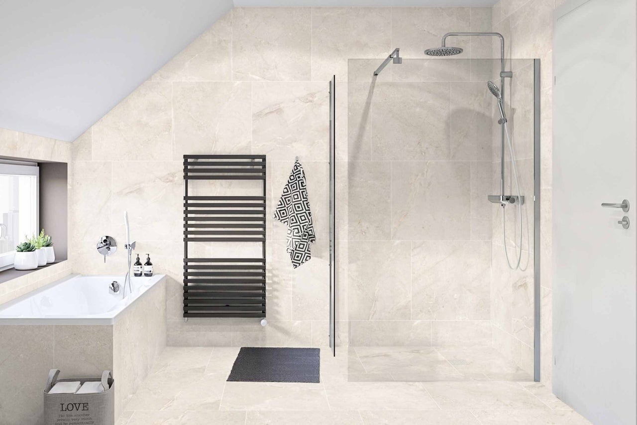 Salle de bain avec baignoire, douche et radiateur au design lumineux