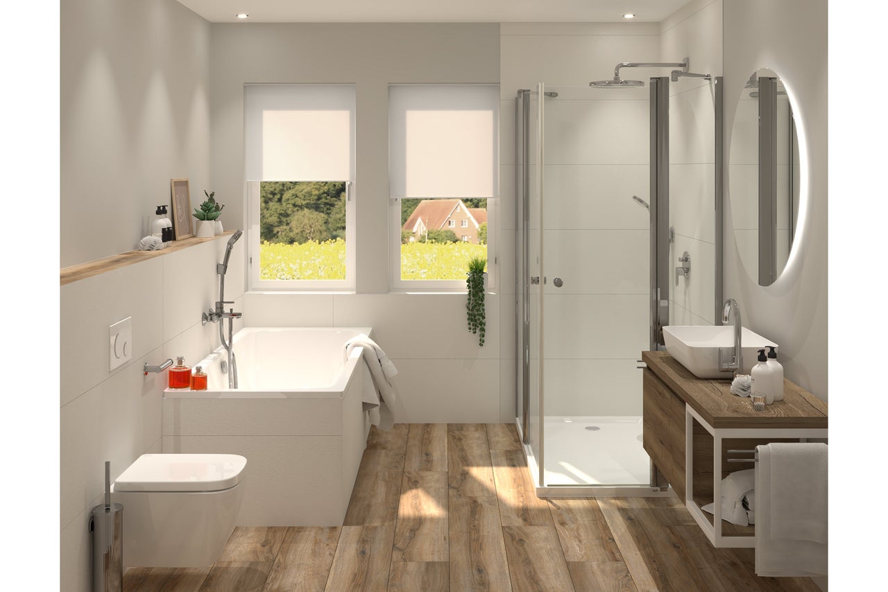 Salle de bains moderne avec baignoire blanche, douche à l'italienne, WC suspendu et lavabo sur meuble en bois, carrelage aspect bois.