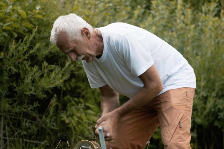 Homme utilisant un système d'irrigation dans le jardin