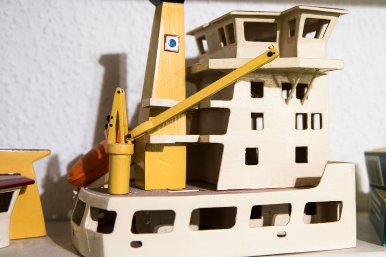 Holzschiffsmodell mit Kran und Aufbauten