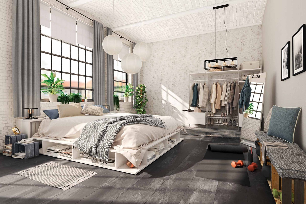 Chambre claire avec lit, armoire et éléments décoratifs
