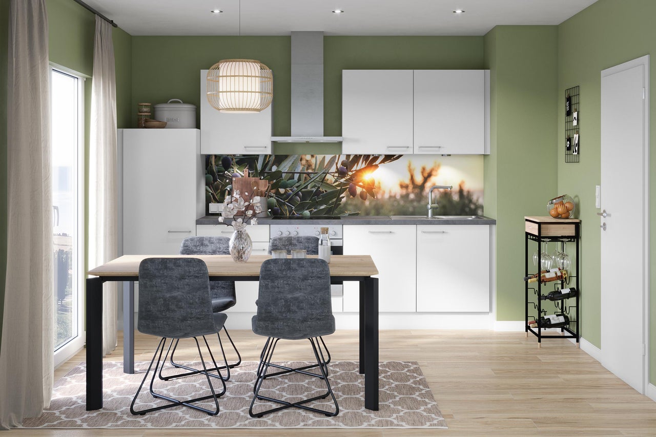 Cuisine lumineuse avec table à manger, chaises et casier à vin pour une atmosphère conviviale.
