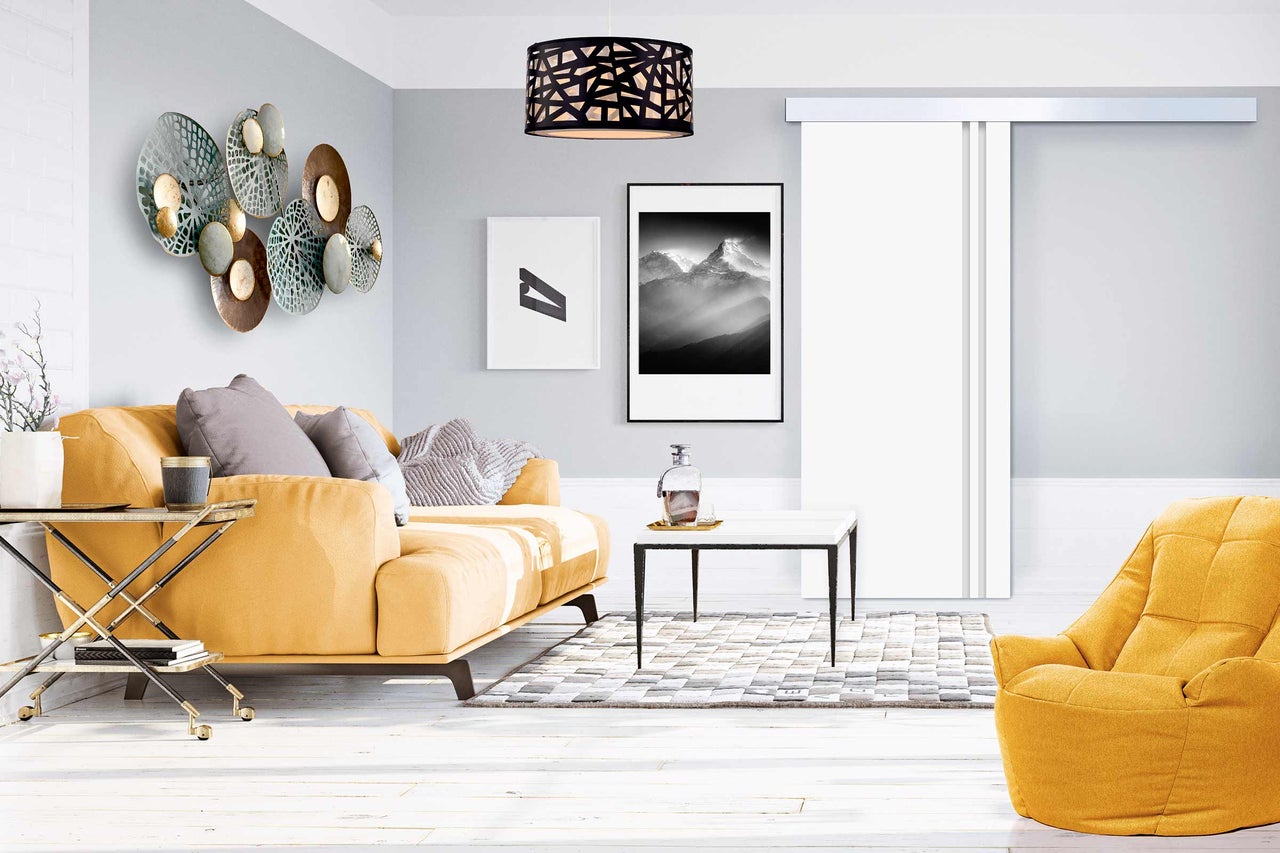 Salon avec canapé, fauteuil, table basse et décoration murale