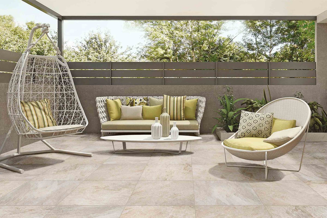 Terrasse mit Loungemöbeln und Bodenfliesen