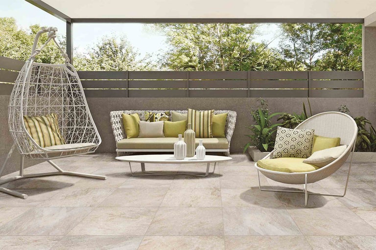 Terrasse mit Loungemöbeln und Bodenfliesen