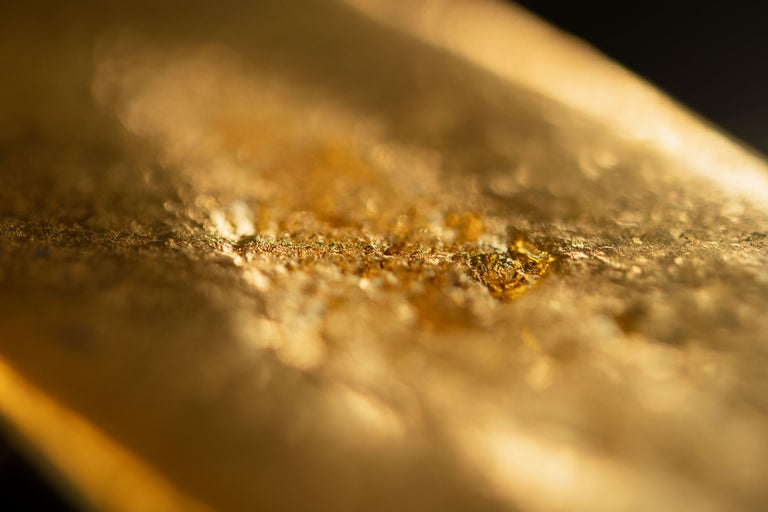 Nahaufnahme einer goldenen Oberfläche mit Textur