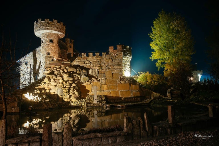 Burg aus Stein mit Teich bei Nacht