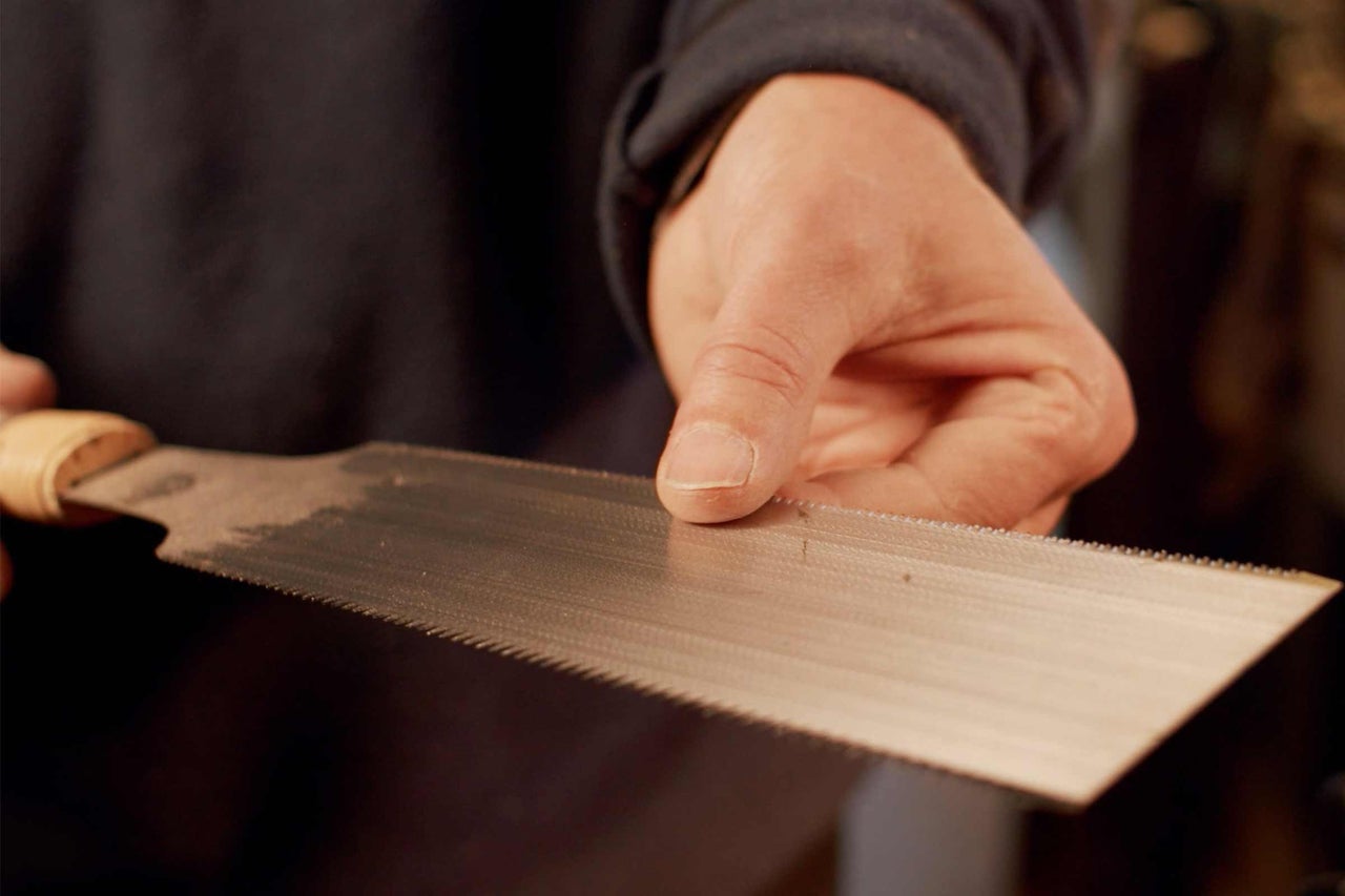 Nahaufnahme einer Handsäge mit Holzgriff