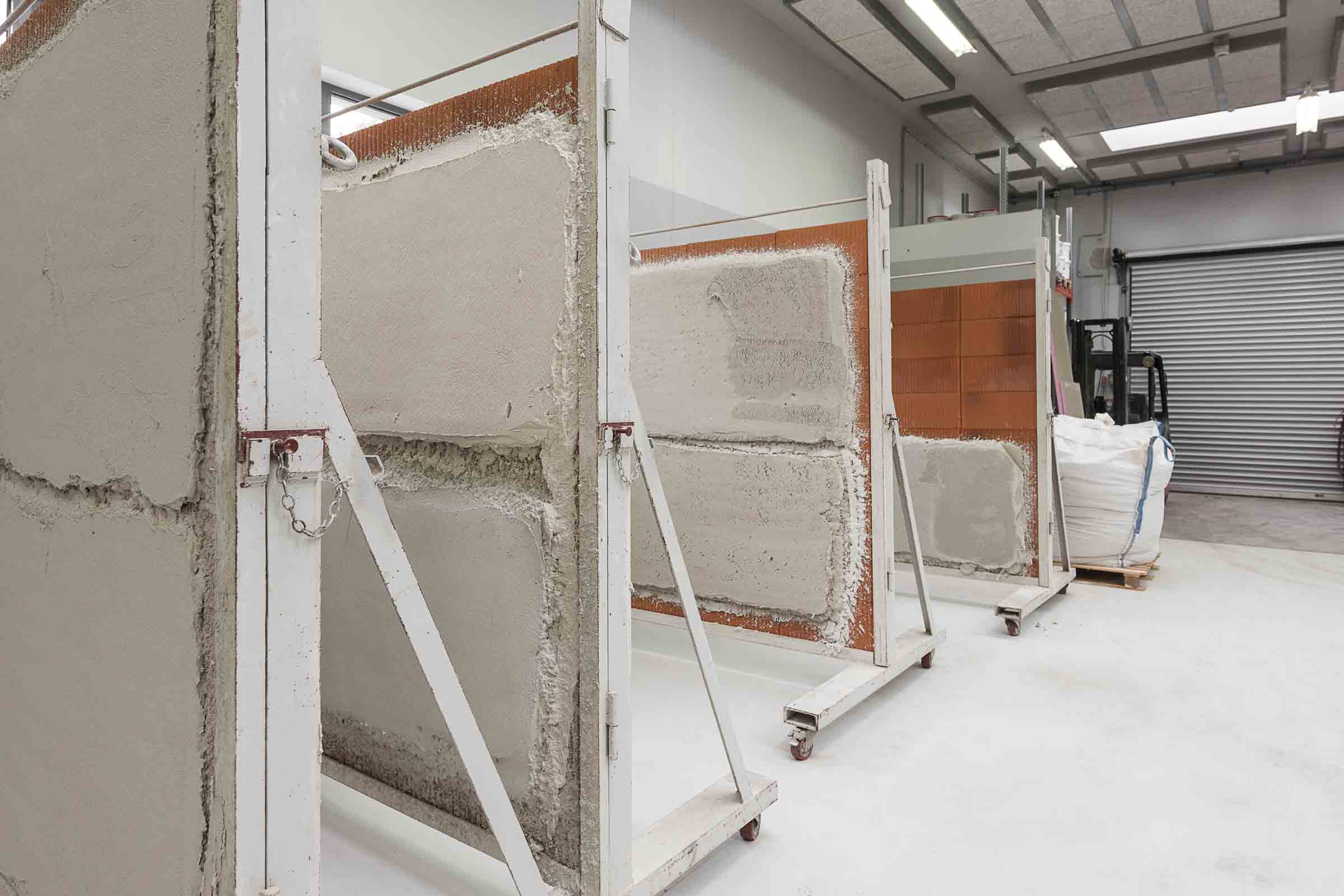 Rangée de murs en briques avec plâtre sur structures métalliques