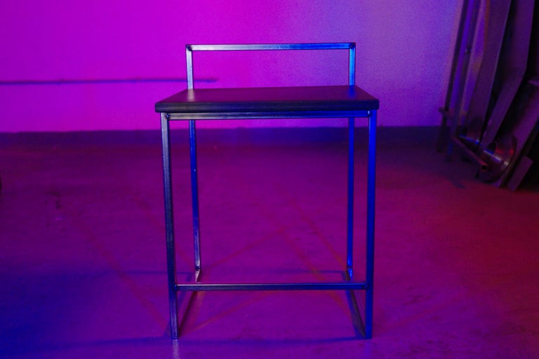 Tabouret avec structure en métal et assise