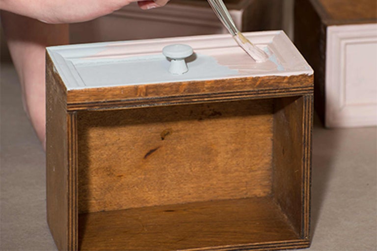 Tiroir en bois en cours de peinture