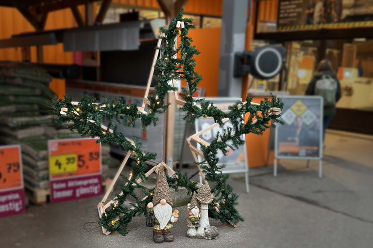 Étoile décorative avec guirlande de sapin, cadre en bois, guirlande lumineuse et nains de jardin