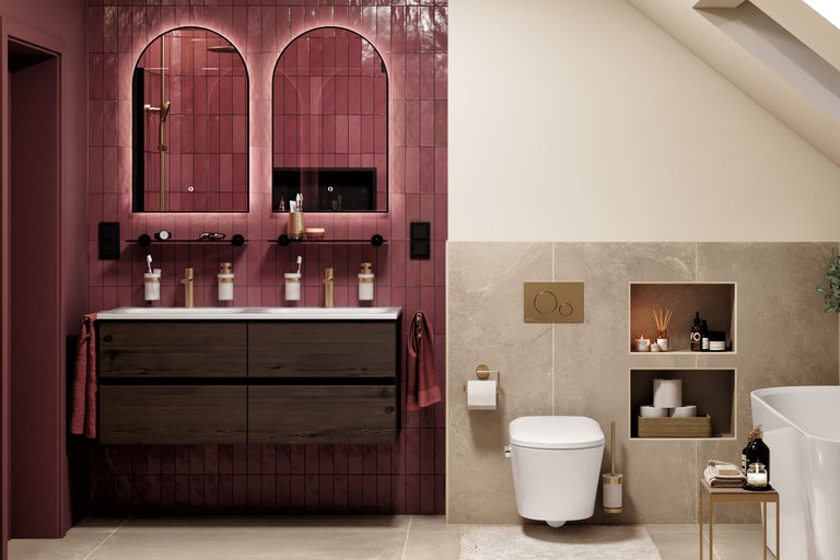 Salle de bain moderne avec double vasque sombre, deux miroirs cintrés, carrelage mural rouge, WC suspendu et carrelage en pierre beige.