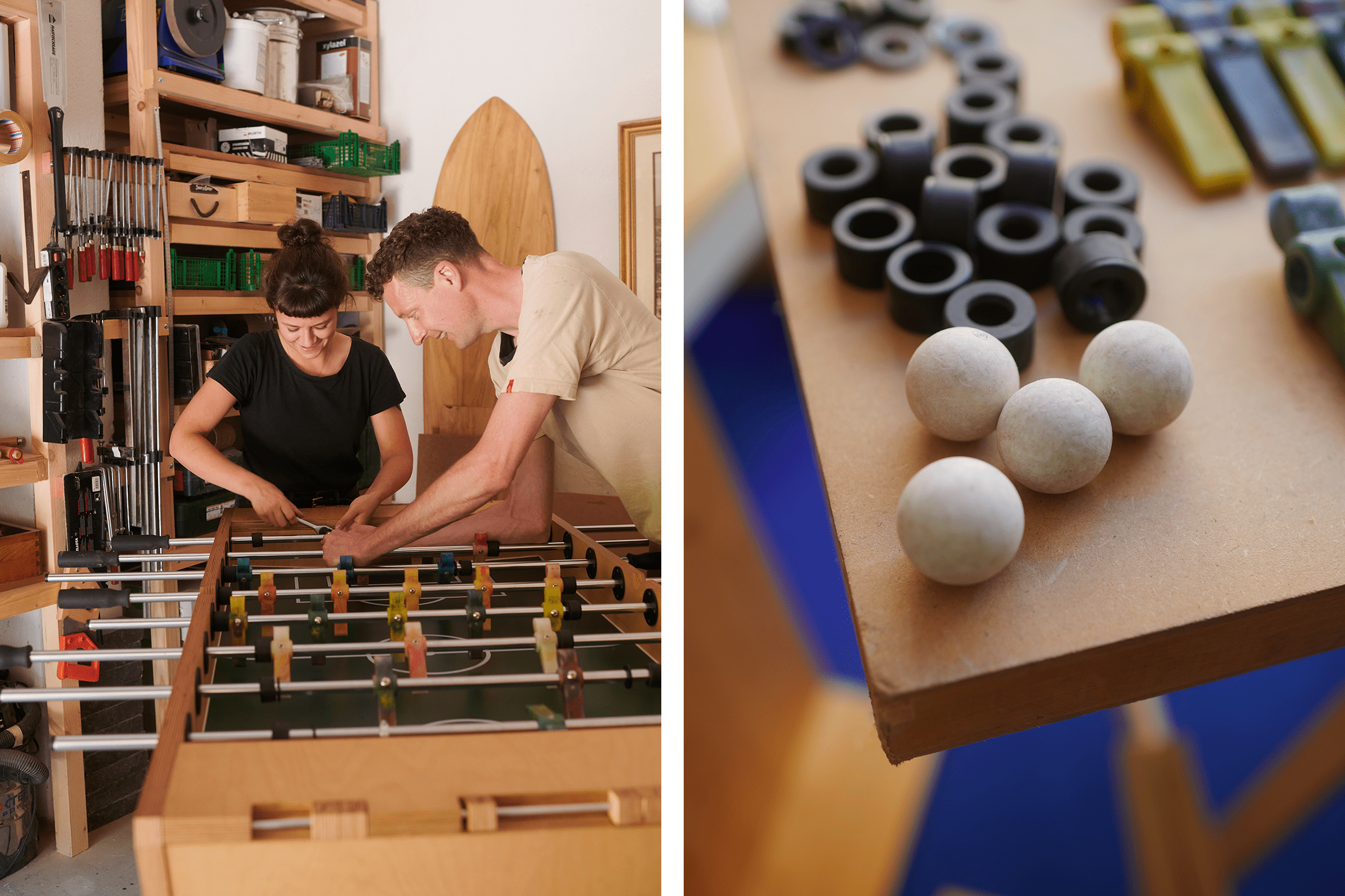 Zwei Personen reparieren einen Tischfußball in einem Hobbyraum; Ersatzteile liegen bereit.
