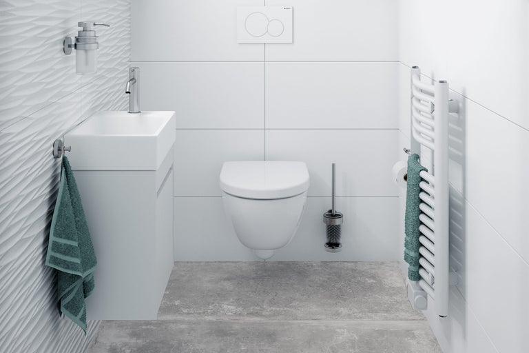 Helles Badezimmer mit Waschbecken, Toilette, Handtuchwärmer und Accessoires