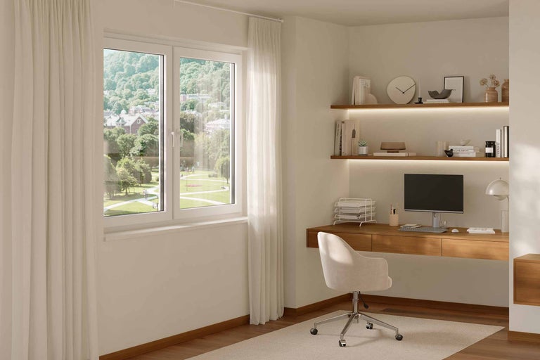 Helles Arbeitszimmer mit Schreibtisch, Regalen und Fenster mit Vorhängen