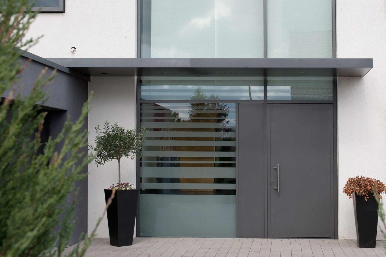 Entrée d'une maison avec porte, fenêtre et plantes