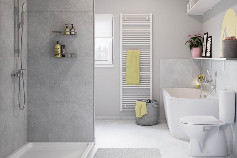 Salle de bains lumineuse avec douche, baignoire, toilettes, radiateur et étagères