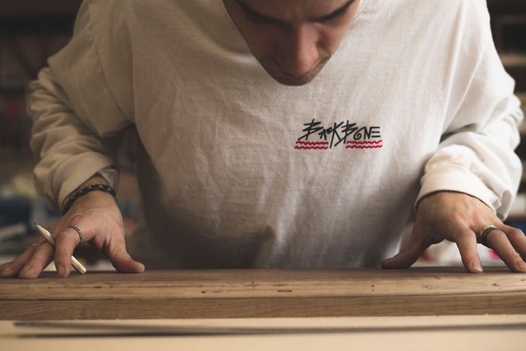 Une personne travaille le bois avec un crayon.