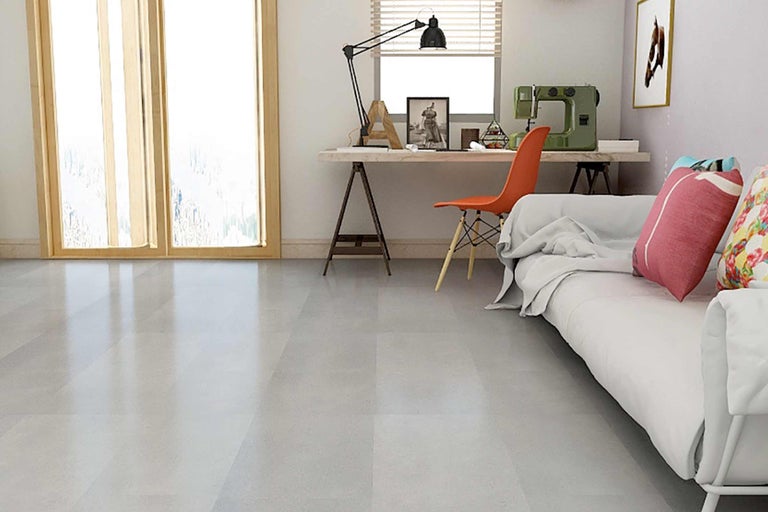 Espace de vie lumineux avec revêtement de sol aspect carrelage, bureau et canapé