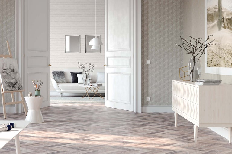 Intérieur clair avec parquet, commode, canapé et décoration
