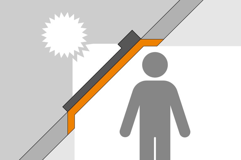 Dachfenstereinbau mit Dämmung und Person zur Größenanzeige.