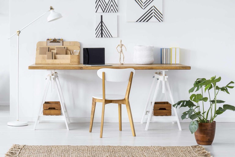 Bureau lumineux avec bureau, chaise, lampadaire et plante d'intérieur