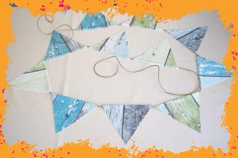 Guirlande triangulaire décorative avec aspect bois et suspension par cordon