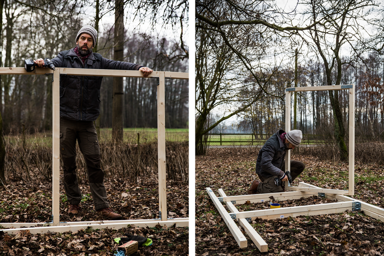 Person baut Holzrahmenkonstruktion mit Akkubohrer im Garten