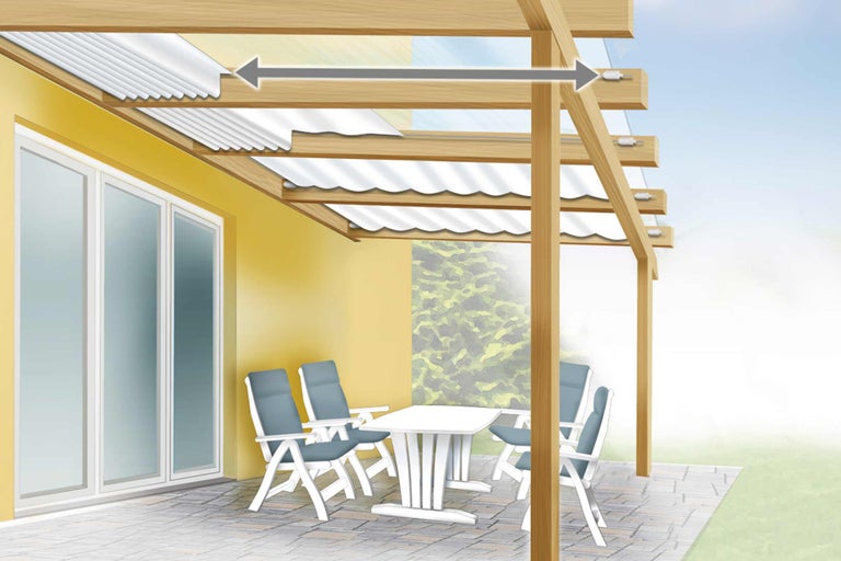 Terrasse avec construction en bois et plaques de toit translucides, ainsi qu'un groupe de sièges