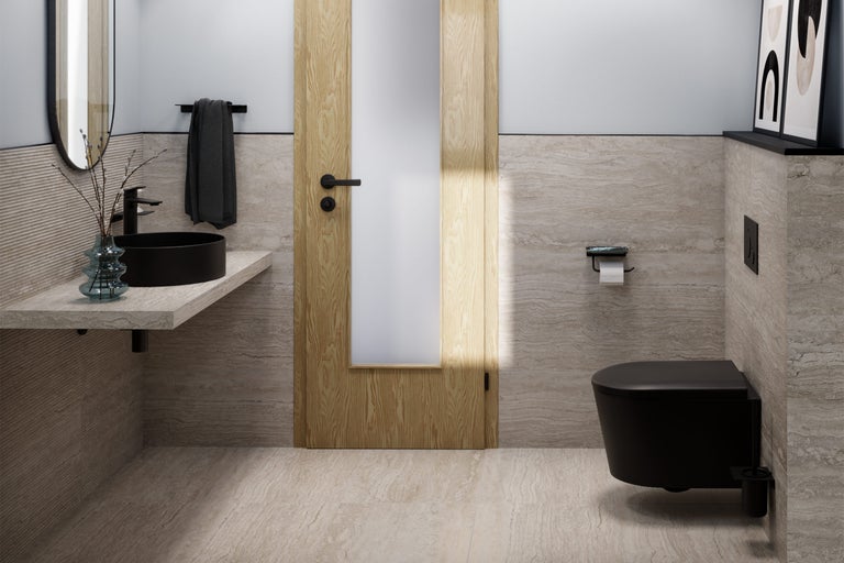 Modernes Badezimmer mit Waschtisch, Toilette und Holztür