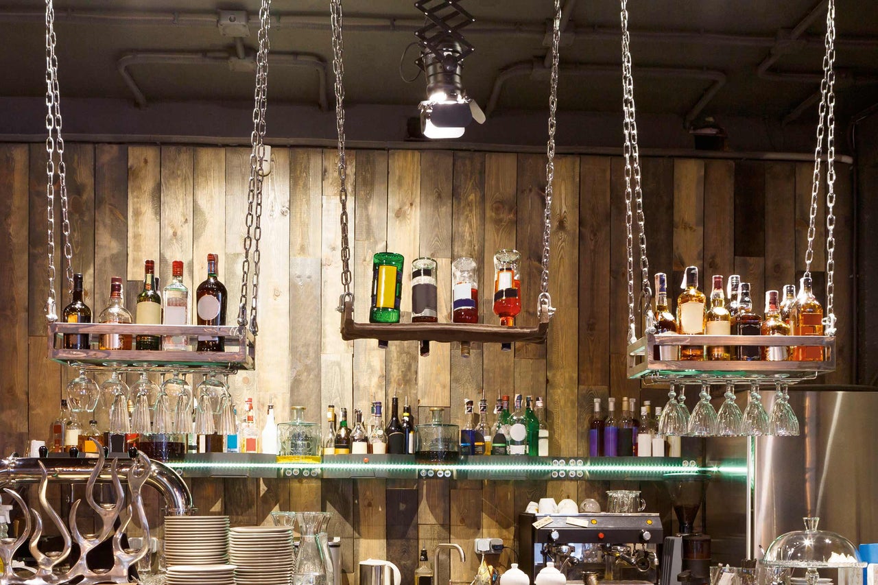 Bar avec bouteilles de boissons, verres et boiseries