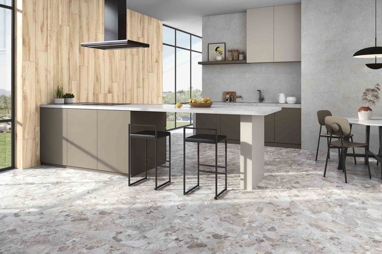 Cuisine moderne et lumineuse avec îlot de cuisine, tabourets de bar et carrelage aspect marbre