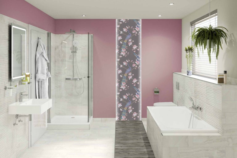 Helles Badezimmer mit Dusche, Badewanne, Waschbecken und floralem Wandpaneel