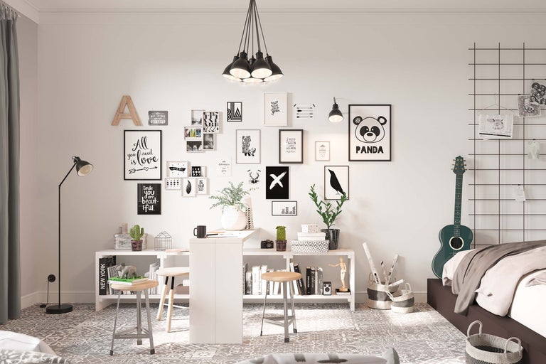 Helles Zimmer mit Schreibtisch, Stühlen, Wanddekoration und Gitarre