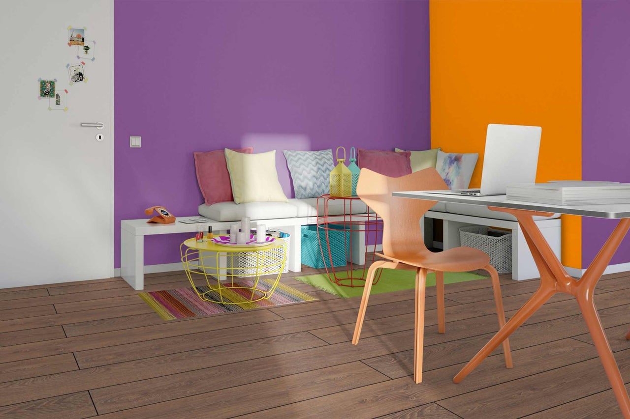 Pièce lumineuse avec canapé, table et chaise pour une ambiance moderne