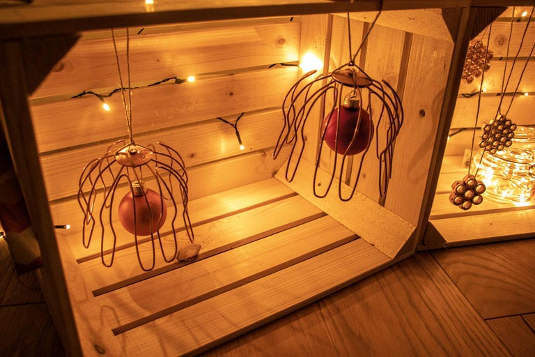 Caisse décorative en bois avec boules de Noël et guirlande lumineuse pour une ambiance festive