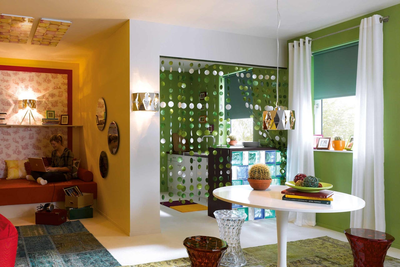 Espace de vie lumineux avec coin salon, table à manger et éléments décoratifs
