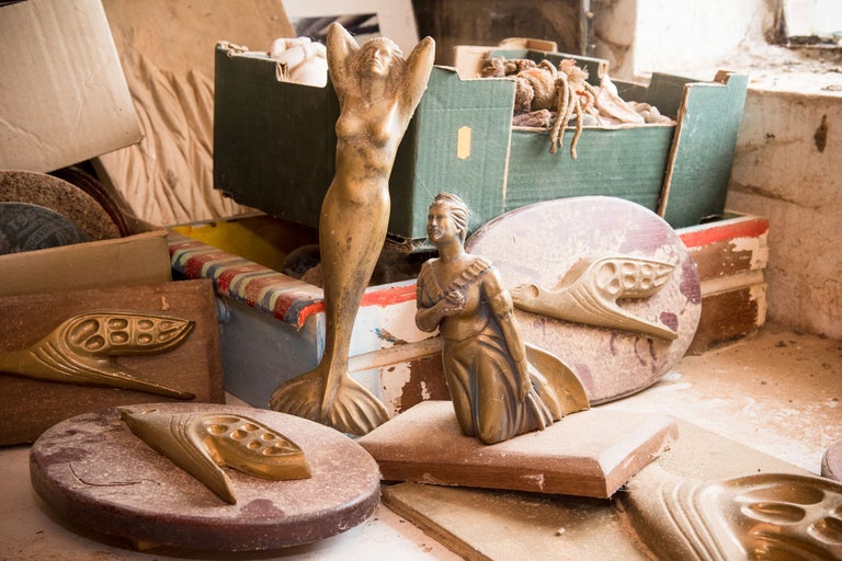 Dekorative Figuren und Schleifscheiben in einer Werkstatt