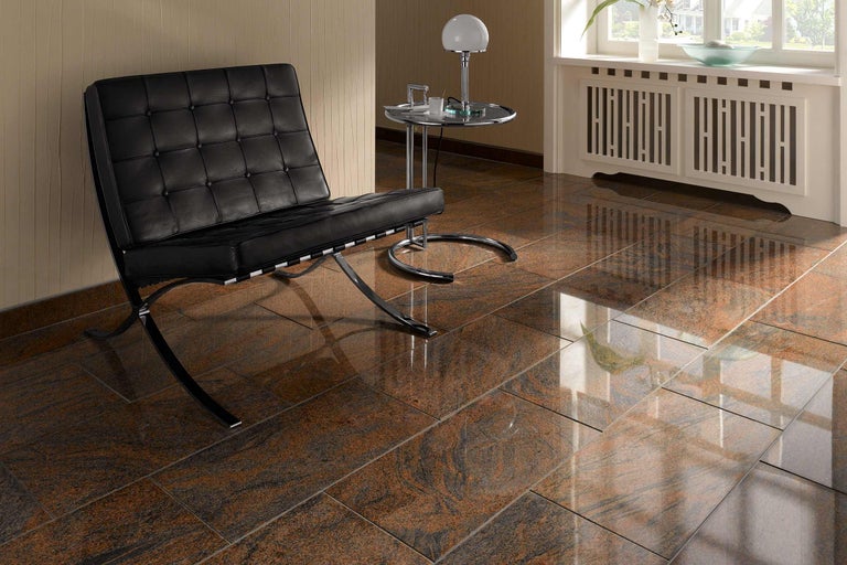 Intérieur avec carrelage, fauteuil et table d'appoint