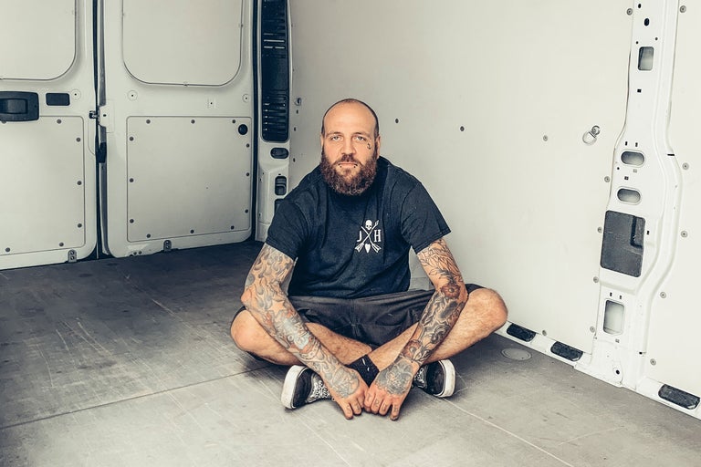 Innenraum eines Lieferwagens mit einer sitzenden Person