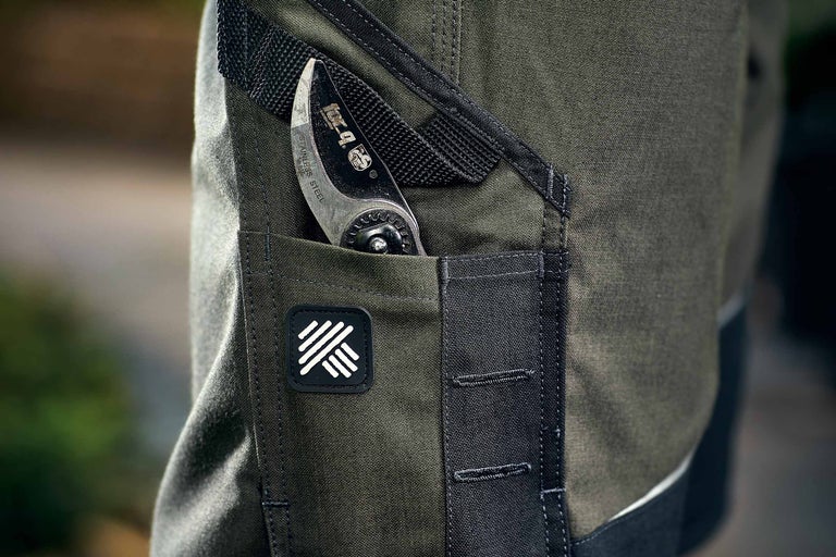 Gros plan d'un pantalon de travail avec un sécateur dans la poche