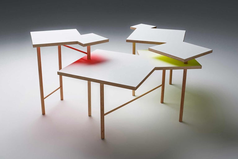 Plusieurs tables basses avec plateau blanc et pieds en bois