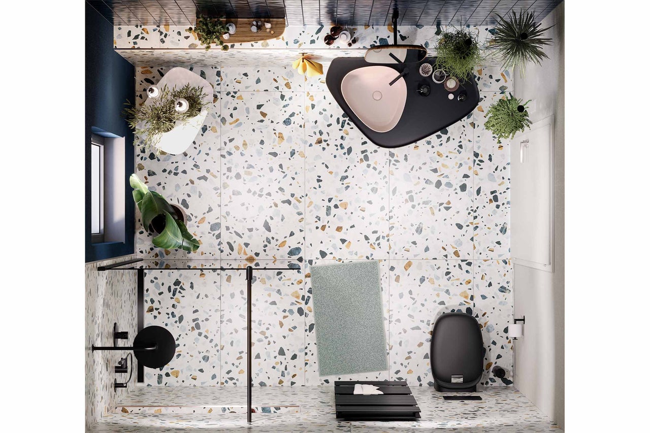 Salle de bains avec douche, lavabo, toilettes et sol en terrazzo