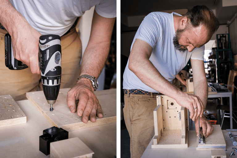 Handwerker arbeitet mit einem Akkuschrauber an einem Holzprojekt.