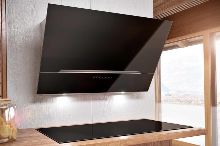 Cuisine moderne avec hotte aspirante et plaque de cuisson.