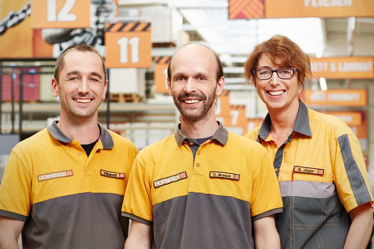 Trois employés Hornbach en vêtements de travail