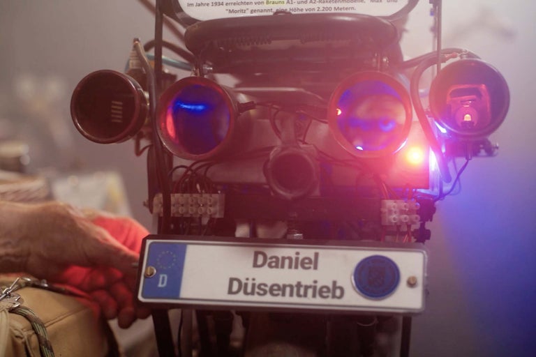 Fahrzeug mit dem Nummernschild Daniel Düsentrieb