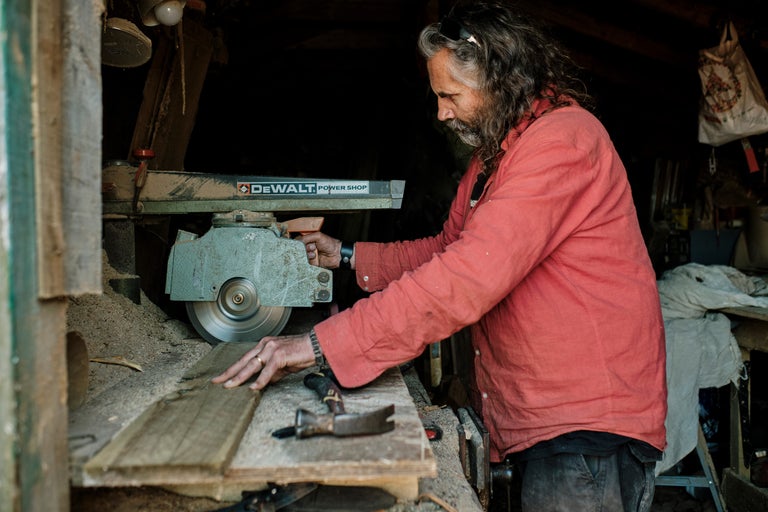 Ein Mann arbeitet mit einer DeWalt Kreissäge an einem Holzbrett.